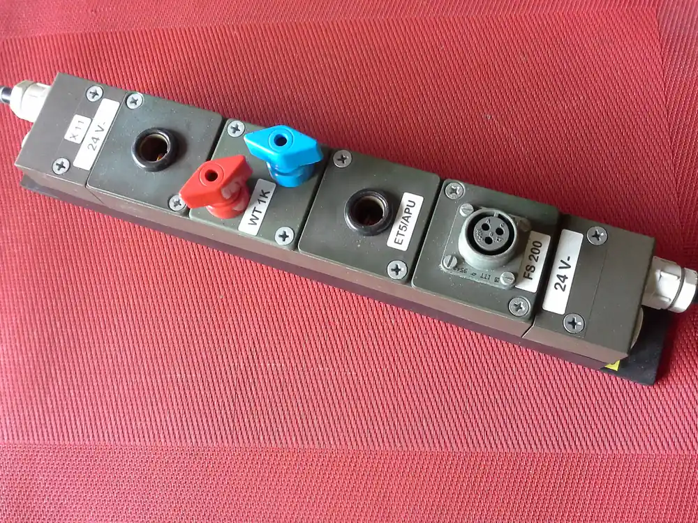 Aktuell Bundeswehr, Steckdosenleiste, 2 x DIN-Buchsen, 1 x 2 Kabelklemmen, 1 x Anschlussbuchse für Fernschreiber FS 200, 24 V