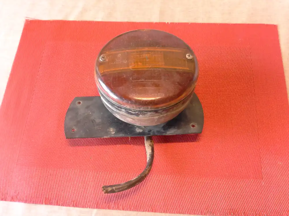 Echt Lampenglas komplett mit Halterung, hinten, Bundeswehrfahrzeug Wolf, MB 250 GD, u.a.