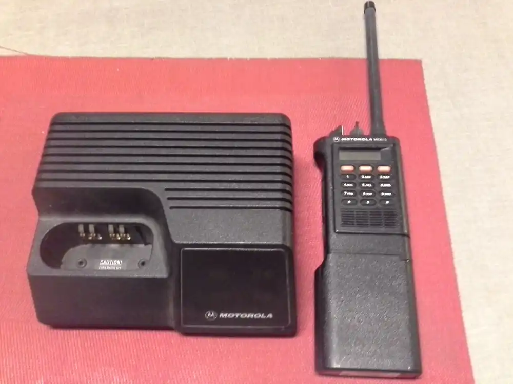 Funkgerät Motorola MX 3010 FuG 10b mit Ladestation Neuheit
