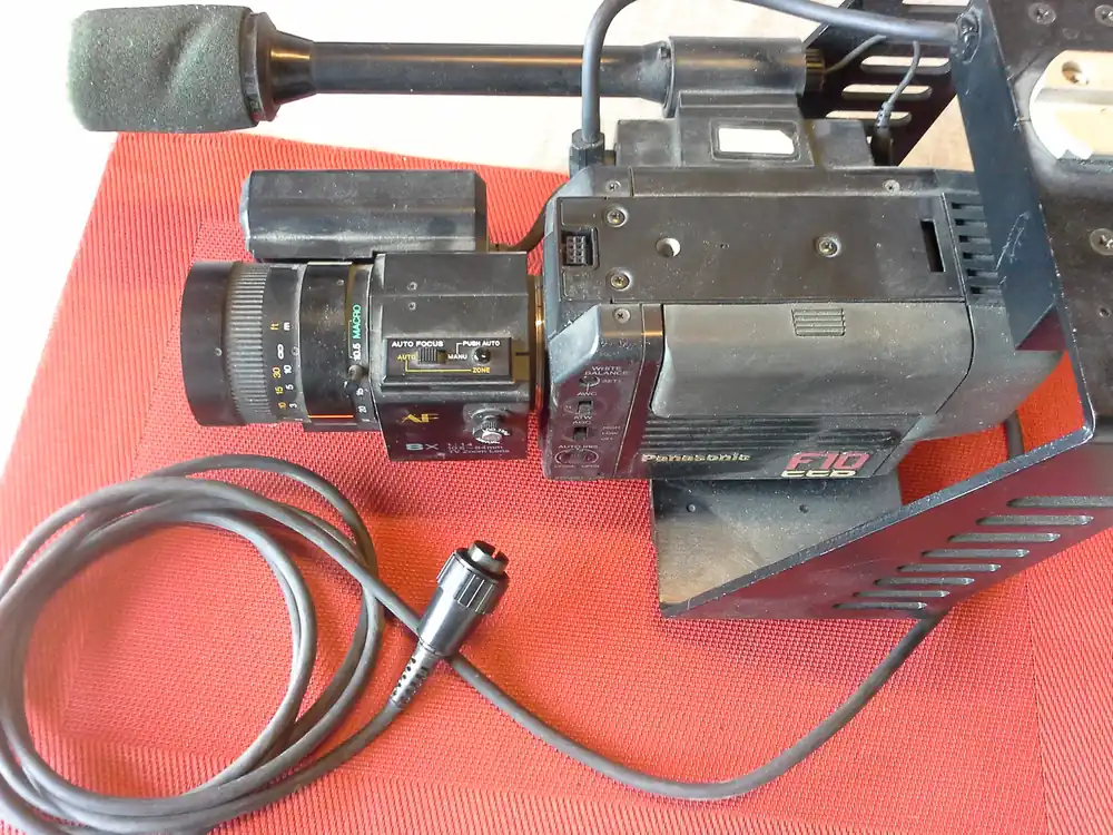 Top-Angebot Kamera, Panasonic F10 CCD, mit WV-LZ14/8AFE und Panasonic, Mountinng Blacket Mod. WV 039E, Mikrophon und Anschlusskabel