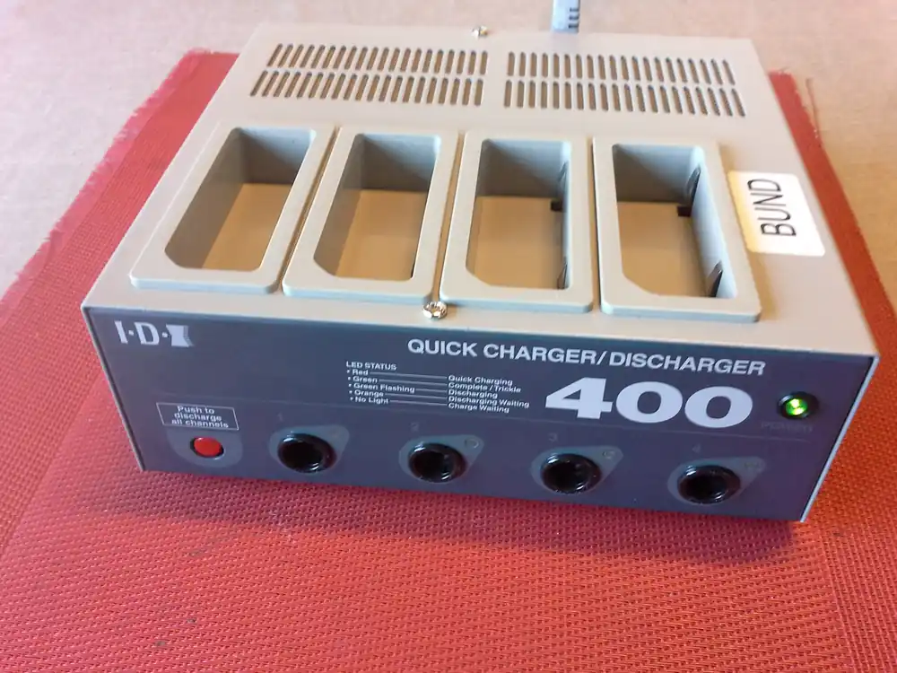 Top-Preis IDX Quick Charger/Discharger 400 Battery Charger 4 Position NP-type and BP-90